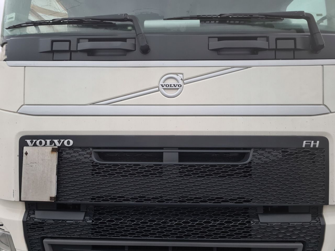 VOLVO MASKA KOMPLETNA GÓRNA ATRAPA KABINY VOLVO FH 4 1108 - Capota para Camión: foto 5 VOLVO MASKA KOMPLETNA GÓRNA ATRAPA KABINY VOLVO FH 4 1108 - Capota para Camión: foto 5