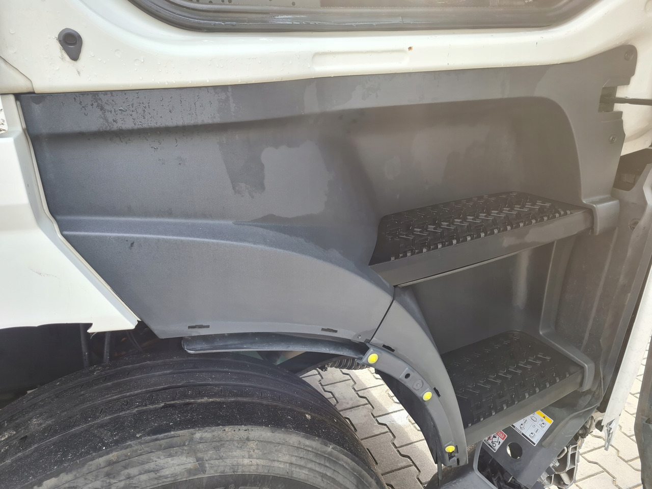 VOLVO STOPIEŃ STOPNICA KOMPLETNA PRAWA STELAŻ ORYGINAŁ VOLVO FH 5 - Peldaño para Camión: foto 2 VOLVO STOPIEŃ STOPNICA KOMPLETNA PRAWA STELAŻ ORYGINAŁ VOLVO FH 5 - Peldaño para Camión: foto 2