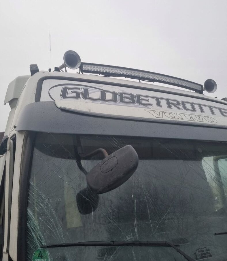 Volvo BLENDA DASZEK OSŁONA PRZECIWSŁONECZNA MOCOWANIA VOLVO FH 13 LIFT - Visera parasol para Camión: foto 1 Volvo BLENDA DASZEK OSŁONA PRZECIWSŁONECZNA MOCOWANIA VOLVO FH 13 LIFT - Visera parasol para Camión: foto 1