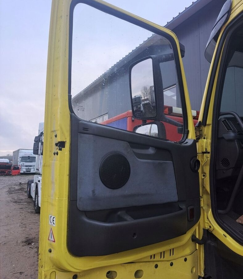 Volvo FH 12 13 - Puerta y piezas para Camión: foto 1 Volvo FH 12 13 - Puerta y piezas para Camión: foto 1