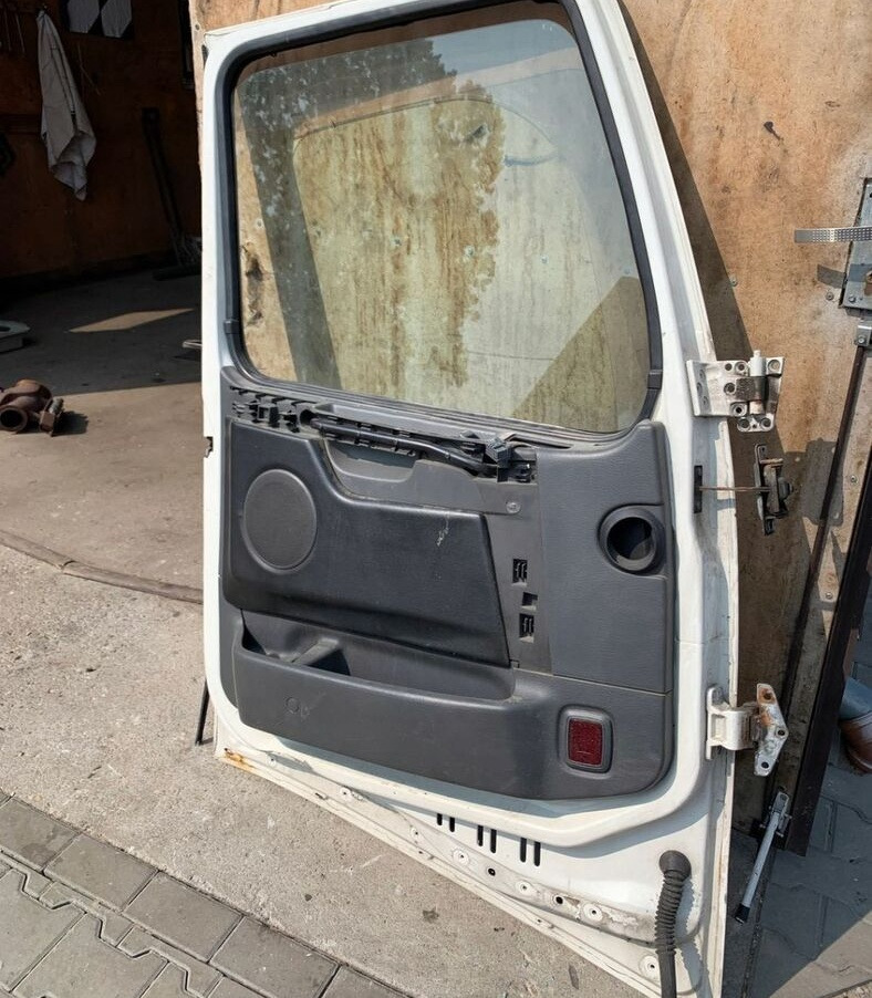 Volvo FH 12 13 - Puerta y piezas para Camión: foto 4 Volvo FH 12 13 - Puerta y piezas para Camión: foto 4