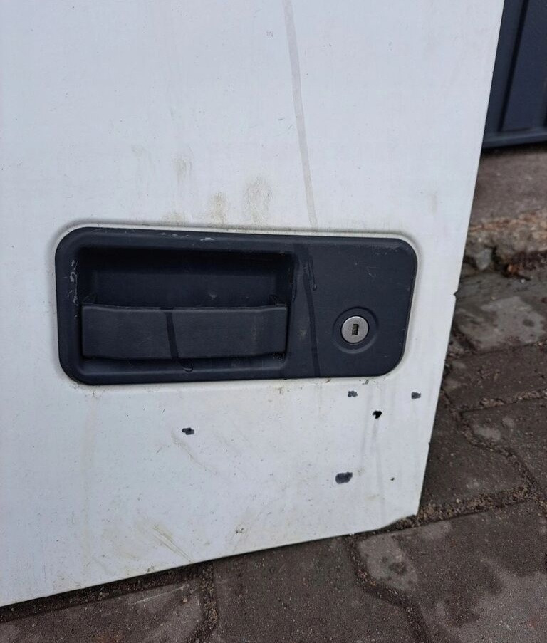 Volvo KOMPLETNE LEWE FH 13 LIFT Volvo OE - Puerta y piezas para Camión: foto 2 Volvo KOMPLETNE LEWE FH 13 LIFT Volvo OE - Puerta y piezas para Camión: foto 2