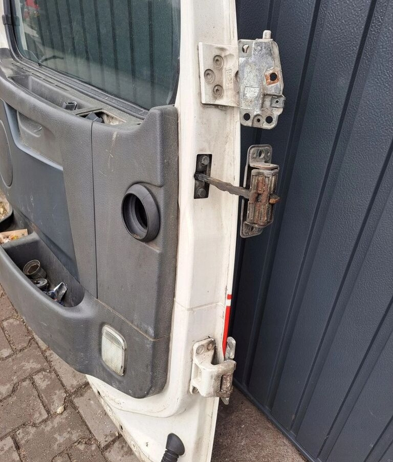 Volvo KOMPLETNE LEWE FH 13 LIFT Volvo OE - Puerta y piezas para Camión: foto 5 Volvo KOMPLETNE LEWE FH 13 LIFT Volvo OE - Puerta y piezas para Camión: foto 5