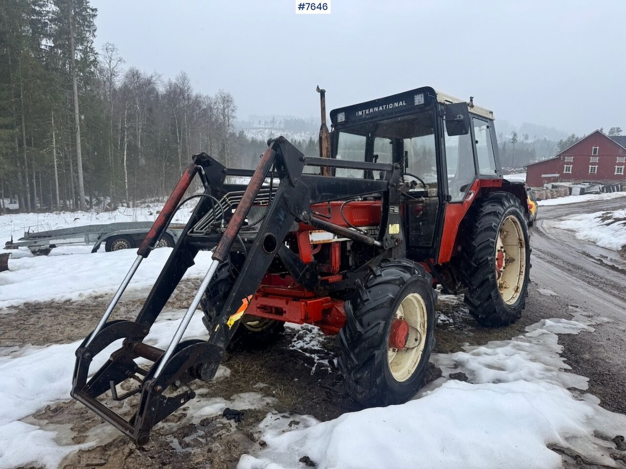 1979 International Harvester 844S w/ Front Loader and Chains. 4x4! - Tractor: foto 1 1979 International Harvester 844S w/ Front Loader and Chains. 4x4! - Tractor: foto 1