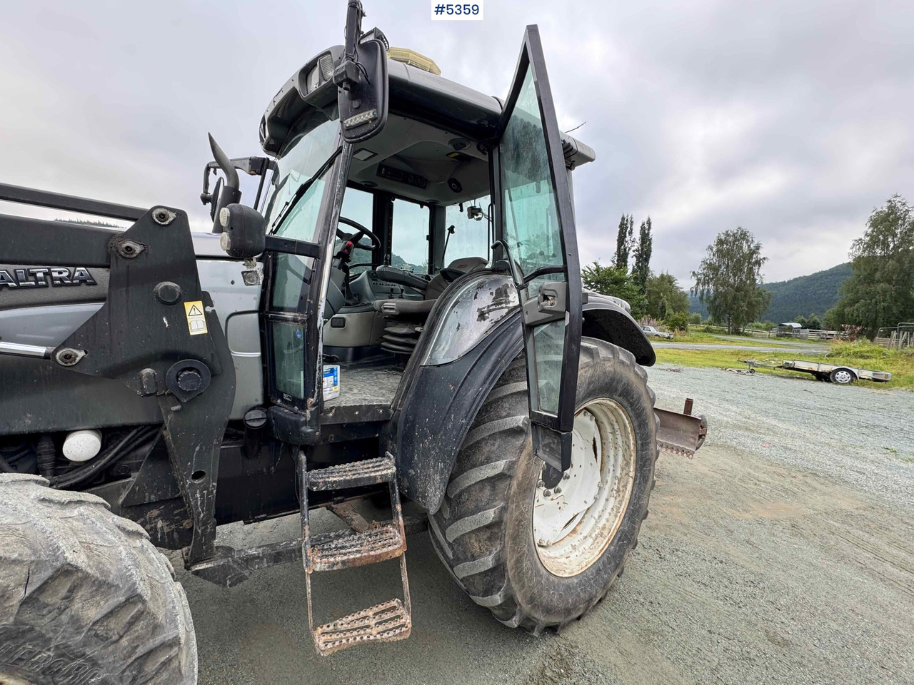 2004 Valtra M120-4 w/ loader and bucket - Tractor: foto 4 2004 Valtra M120-4 w/ loader and bucket - Tractor: foto 4