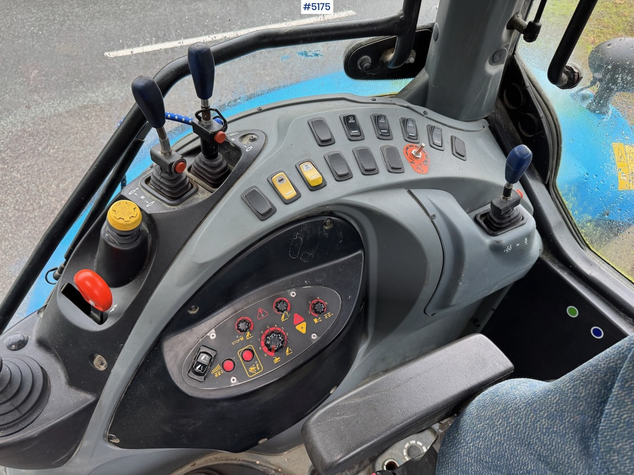 Tractor 2013 Landini Powermondial 120 w/front loader and some equipment. Low hours!: foto 14