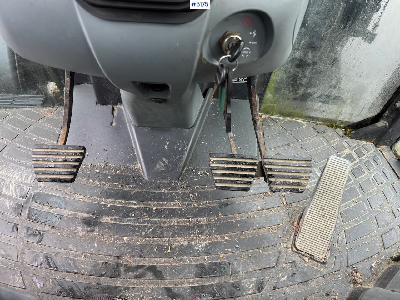 Tractor 2013 Landini Powermondial 120 w/front loader and some equipment. Low hours!: foto 12