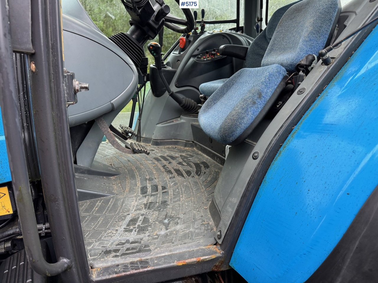 Tractor 2013 Landini Powermondial 120 w/front loader and some equipment. Low hours!: foto 7