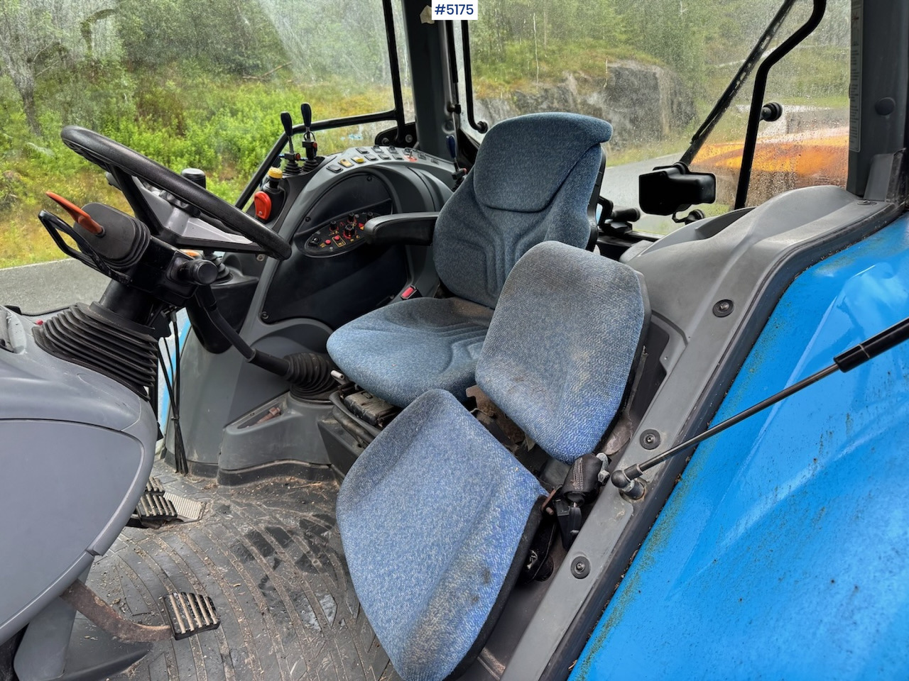 Tractor 2013 Landini Powermondial 120 w/front loader and some equipment. Low hours!: foto 6