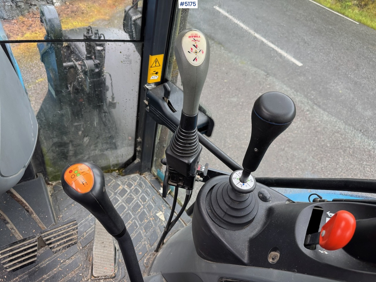 Tractor 2013 Landini Powermondial 120 w/front loader and some equipment. Low hours!: foto 16