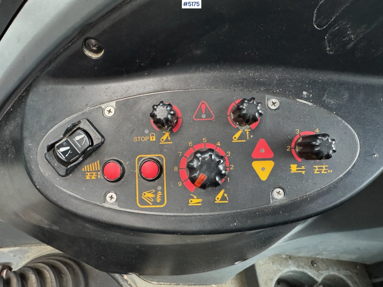 Tractor 2013 Landini Powermondial 120 w/front loader and some equipment. Low hours!: foto 15