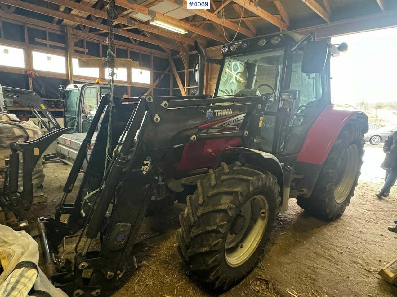 2013 Massey Ferguson 5455 w/ front loader, 2 buckets, pallet forks and blades. 1020 hours! - Tractor: foto 1 2013 Massey Ferguson 5455 w/ front loader, 2 buckets, pallet forks and blades. 1020 hours! - Tractor: foto 1
