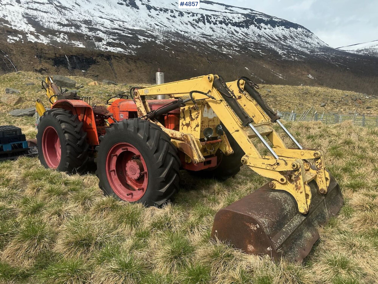 Tractor Bray Nuffield 4x4 w/ excavator and front loader.: foto 1