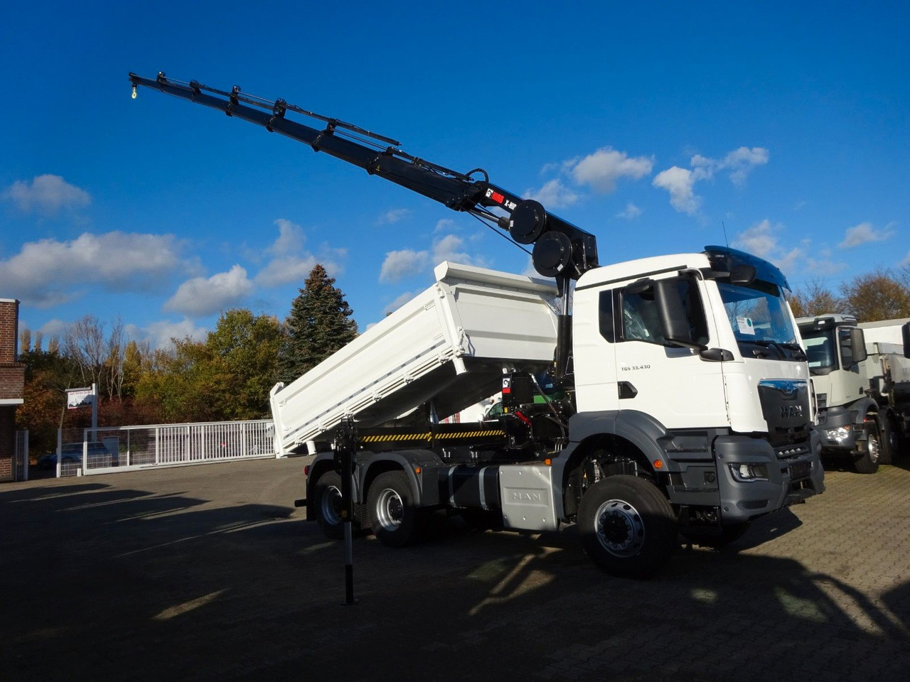 MAN 33.430 6x6 3-SEITENKIPPER KRAN HIAB 228- 6HYDRO - Volquete camión, Camión grúa: foto 1 MAN 33.430 6x6 3-SEITENKIPPER KRAN HIAB 228- 6HYDRO - Volquete camión, Camión grúa: foto 1