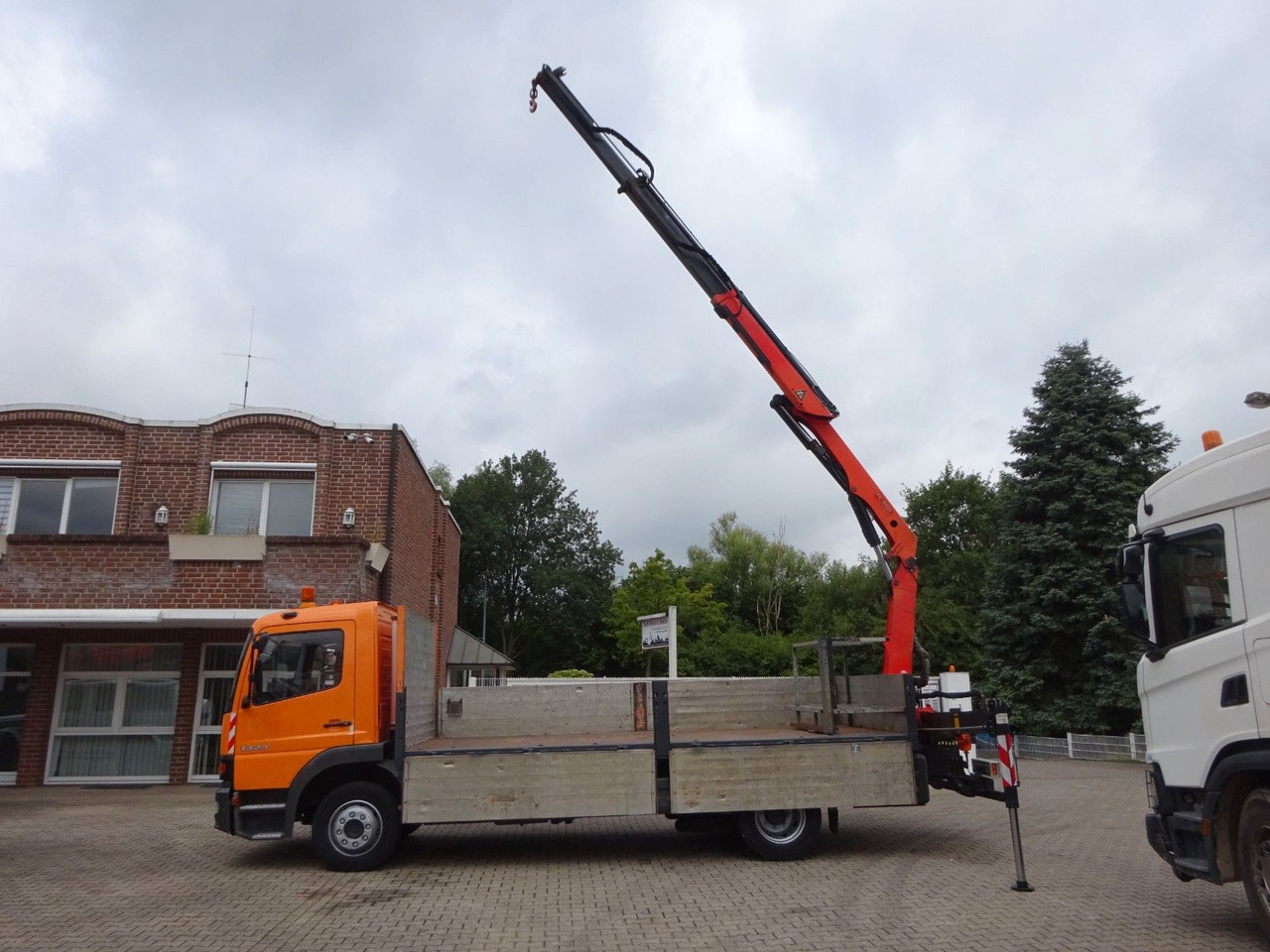 Mercedes-Benz 1323 Atego Pritsche + PK 9501 Kran 4x2 - Camión caja abierta, Camión grúa: foto 1 Mercedes-Benz 1323 Atego Pritsche + PK 9501 Kran 4x2 - Camión caja abierta, Camión grúa: foto 1