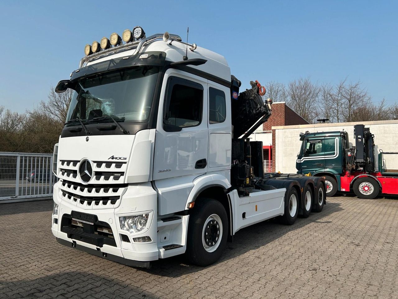 Mercedes-Benz 3253 Arocs mit HMF 3220 Kran und JOAB Abroller - Otros: foto 2 Mercedes-Benz 3253 Arocs mit HMF 3220 Kran und JOAB Abroller - Otros: foto 2