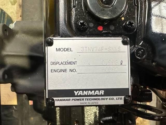 Yanmar Diesel Motor Typ 3TNV74F-SNNS 2.750 EUR - Implemento para Maquinaria de construcción: foto 5 Yanmar Diesel Motor Typ 3TNV74F-SNNS 2.750 EUR - Implemento para Maquinaria de construcción: foto 5