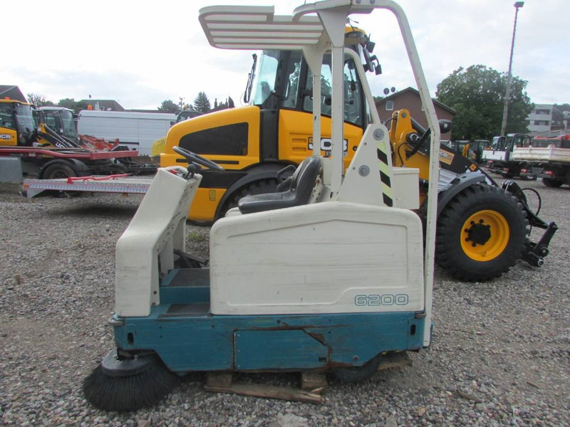 TENNANT 6200U01 964 Kehrmaschine 1.000 EUR - Barredora vial: foto 1 TENNANT 6200U01 964 Kehrmaschine 1.000 EUR - Barredora vial: foto 1