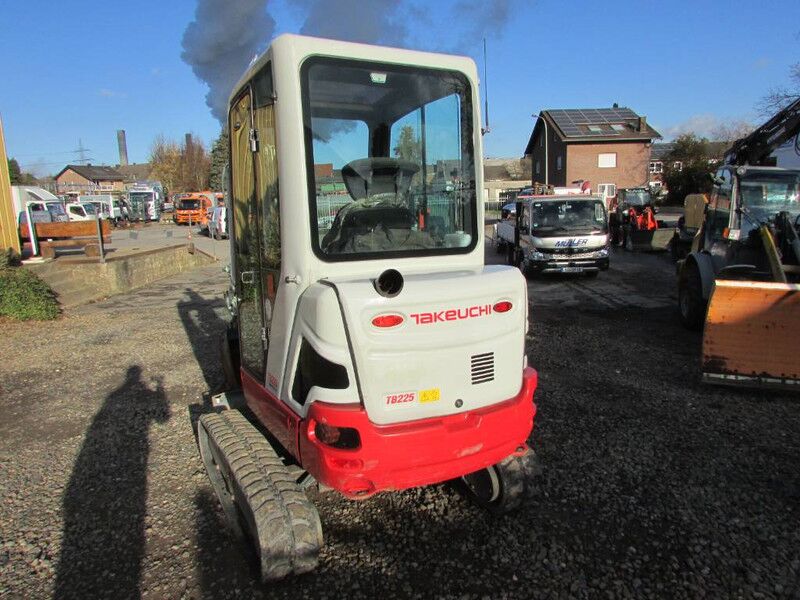 Takeuchi TB 225 V3 Minibagger 30.500 EUR - Miniexcavadora: foto 5 Takeuchi TB 225 V3 Minibagger 30.500 EUR - Miniexcavadora: foto 5