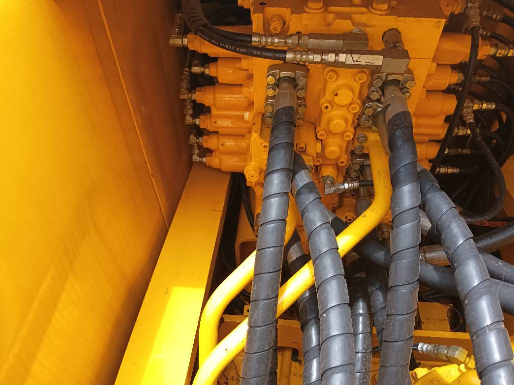 Excavadora de cadenas KOMATSU PC 220-8: foto 8