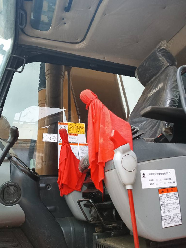 Excavadora de cadenas KOMATSU PC 220-8: foto 6