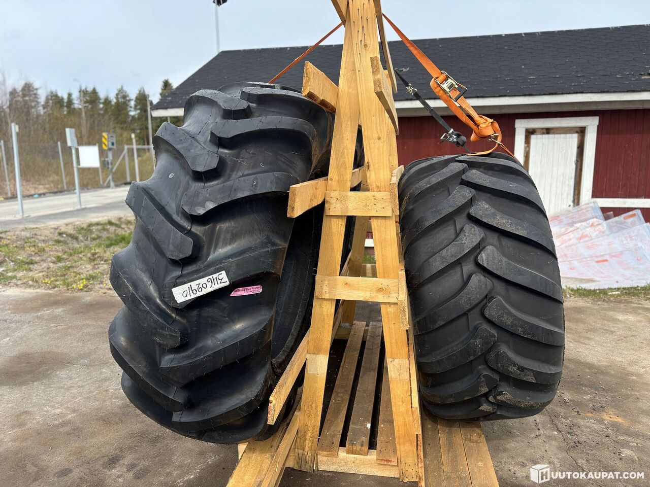 ALLIANCE puncture-protected 600/65-34 (2 pcs) and TRELLEBORG 600/55-26.5 (2 pcs) tyres., Ylivieska - Neumático para Maquinaria de construcción: foto 5 ALLIANCE puncture-protected 600/65-34 (2 pcs) and TRELLEBORG 600/55-26.5 (2 pcs) tyres., Ylivieska - Neumático para Maquinaria de construcción: foto 5