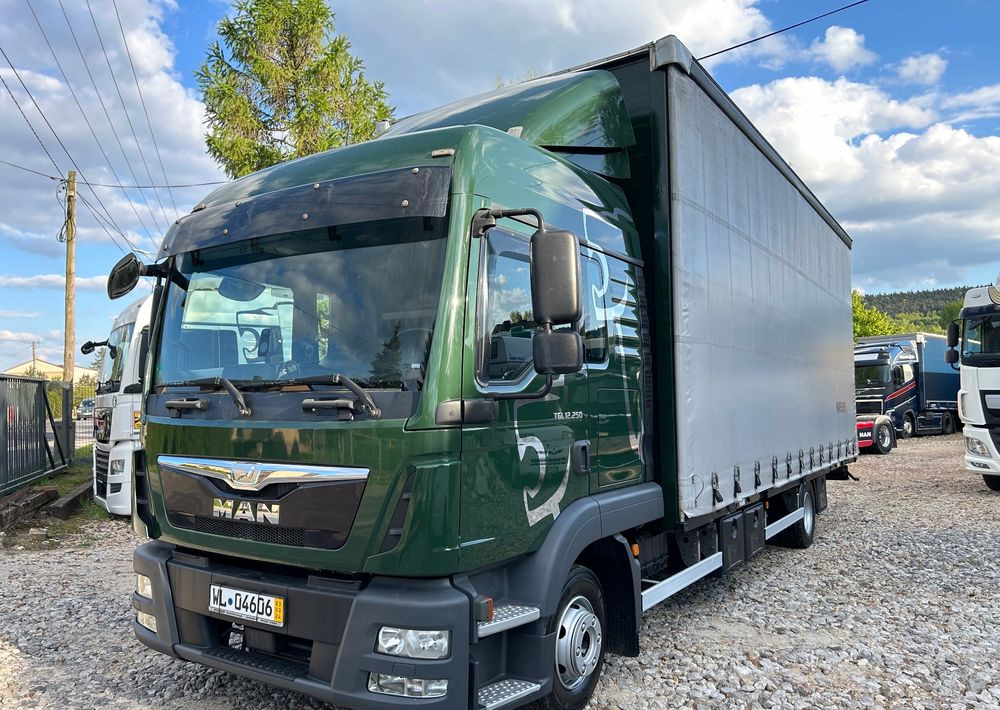 MAN TGL 12.250 GLOB UNIKAT z Niemiec BDF firanka / AUTOMAT HAK / EURO 6 / BDF 7.40 wysoki / MICHELIN 80% - Camión lona: foto 1 MAN TGL 12.250 GLOB UNIKAT z Niemiec BDF firanka / AUTOMAT HAK / EURO 6 / BDF 7.40 wysoki / MICHELIN 80% - Camión lona: foto 1