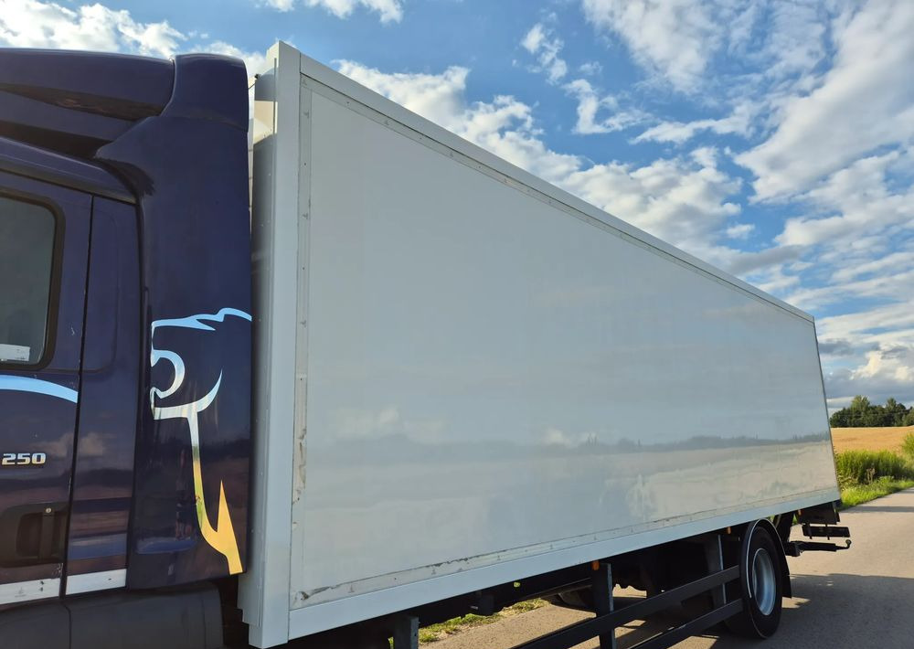 MAN TGM 18.250 Carrier 1950 D/E z Holandii / TOP STAN / 7.5m / 18 palet / winda + drzwi boczne / OKAZJA - Frigorífico camión: foto 3 MAN TGM 18.250 Carrier 1950 D/E z Holandii / TOP STAN / 7.5m / 18 palet / winda + drzwi boczne / OKAZJA - Frigorífico camión: foto 3