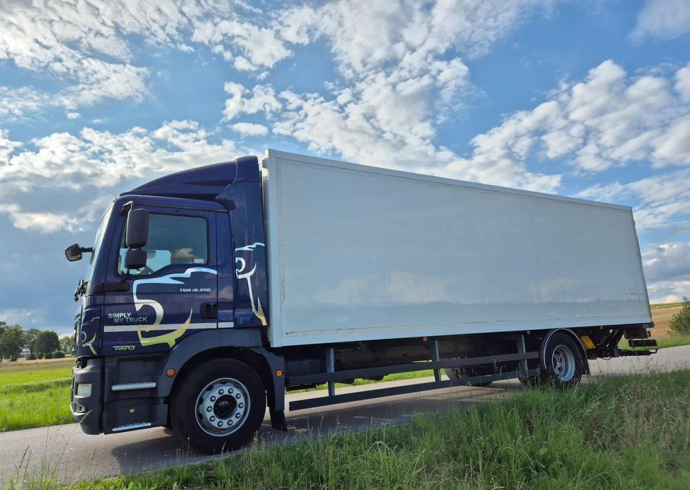 MAN TGM 18.250 Carrier 1950 D/E z Holandii / TOP STAN / 7.5m / 18 palet / winda + drzwi boczne / OKAZJA - Frigorífico camión: foto 1 MAN TGM 18.250 Carrier 1950 D/E z Holandii / TOP STAN / 7.5m / 18 palet / winda + drzwi boczne / OKAZJA - Frigorífico camión: foto 1