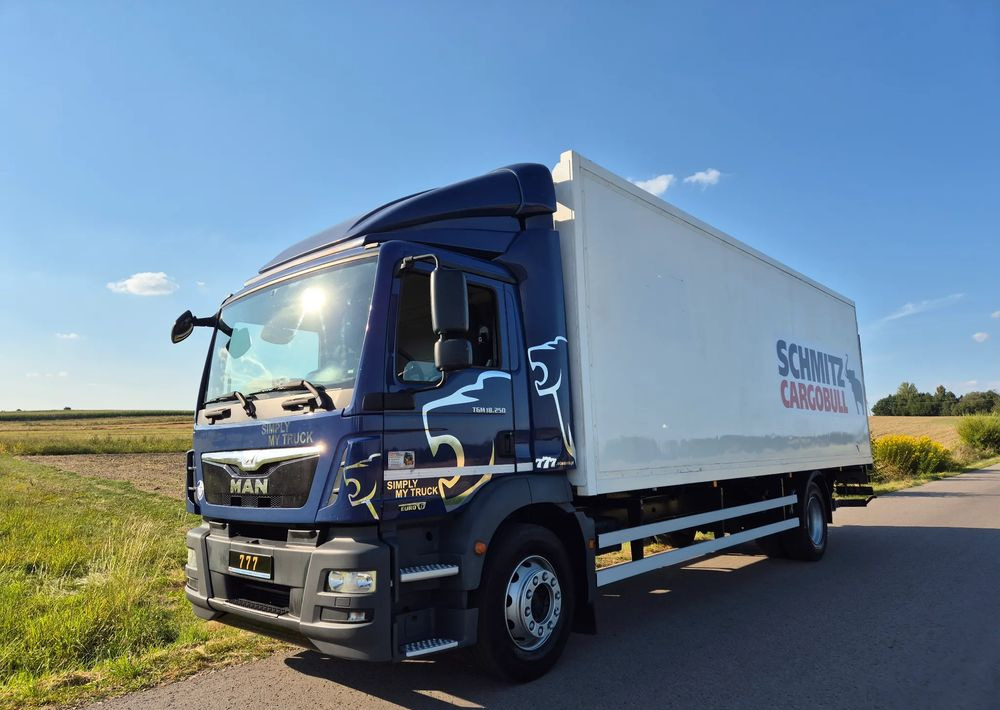 MAN TGM 18.250 Carrier 1950 D/E z Holandii / TOP STAN / 7.5m / 18 palet / winda + drzwi boczne / OKAZJA - Frigorífico camión: foto 1 MAN TGM 18.250 Carrier 1950 D/E z Holandii / TOP STAN / 7.5m / 18 palet / winda + drzwi boczne / OKAZJA - Frigorífico camión: foto 1