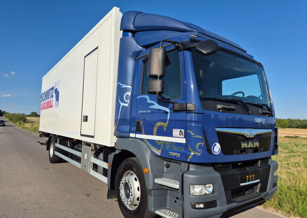 Frigorífico camión MAN TGM 18.250 Carrier 1950 D/E z Holandii / TOP STAN / 7.5m / 18 palet / winda + drzwi boczne / OKAZJA: foto 10 Frigorífico camión MAN TGM 18.250 Carrier 1950 D/E z Holandii / TOP STAN / 7.5m / 18 palet / winda + drzwi boczne / OKAZJA: foto 10