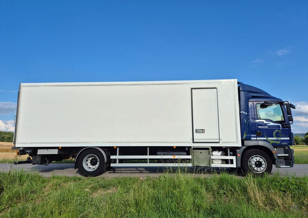 MAN TGM 18.250 Carrier 1950 D/E z Holandii / TOP STAN / 7.5m / 18 palet / winda + drzwi boczne / OKAZJA - Frigorífico camión: foto 5 MAN TGM 18.250 Carrier 1950 D/E z Holandii / TOP STAN / 7.5m / 18 palet / winda + drzwi boczne / OKAZJA - Frigorífico camión: foto 5