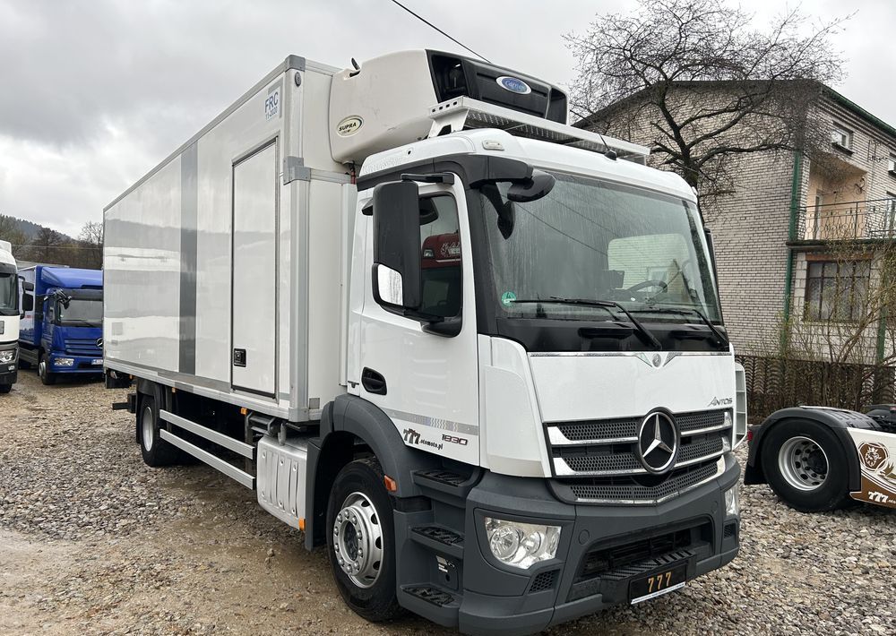 Mercedes-Benz Antos 1824 CARRIER SUPRA 1150 DRZWI + winda i drzwi boczne opony 100% Good Year / 7.7m / z Holandii / KLIMA LEKKI / Axor man Tgm T1000-R THERMO King - Frigorífico camión: foto 1 Mercedes-Benz Antos 1824 CARRIER SUPRA 1150 DRZWI + winda i drzwi boczne opony 100% Good Year / 7.7m / z Holandii / KLIMA LEKKI / Axor man Tgm T1000-R THERMO King - Frigorífico camión: foto 1