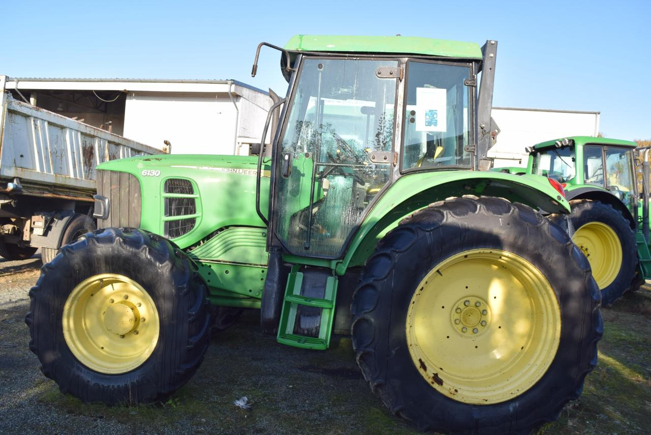 John Deere 6130 - Tractor: foto 1 John Deere 6130 - Tractor: foto 1