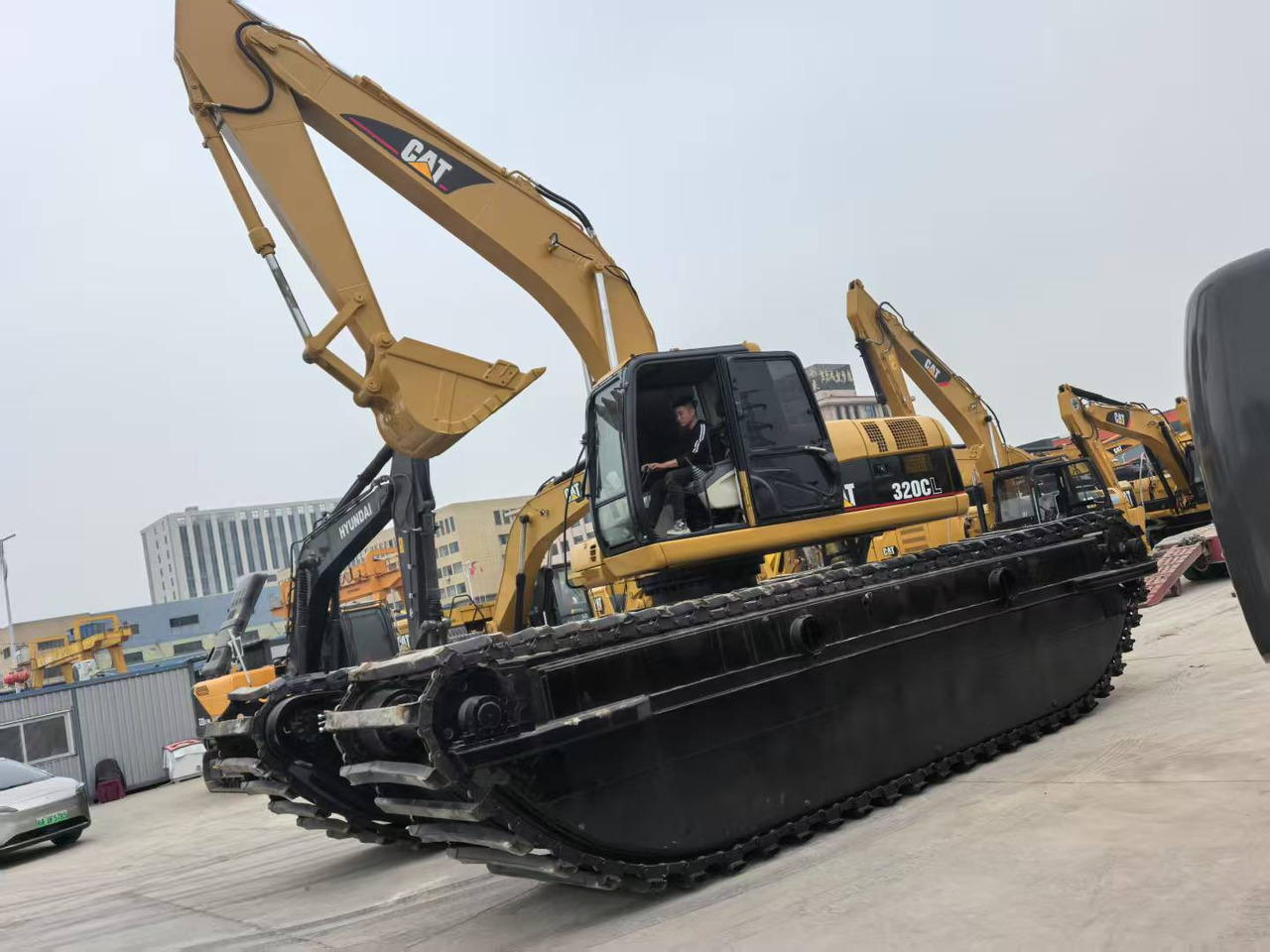 CATERPILLAR 320C boat excavator - Excavadora anfibia: foto 1 CATERPILLAR 320C boat excavator - Excavadora anfibia: foto 1