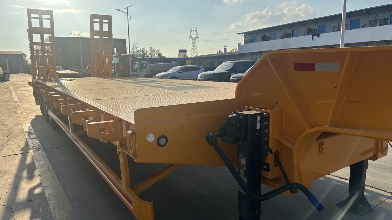 New low bed with hydraulic ladder - Semirremolque plataforma/ Caja abierta: foto 2 New low bed with hydraulic ladder - Semirremolque plataforma/ Caja abierta: foto 2