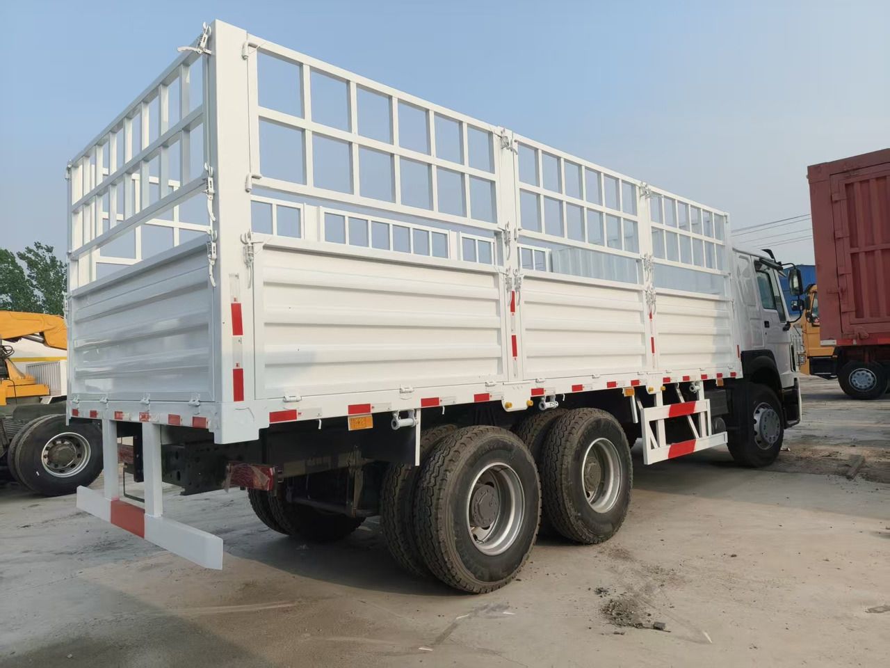 SINOTRUK HOWO 6*4 flated truck - Camión caja abierta: foto 2 SINOTRUK HOWO 6*4 flated truck - Camión caja abierta: foto 2