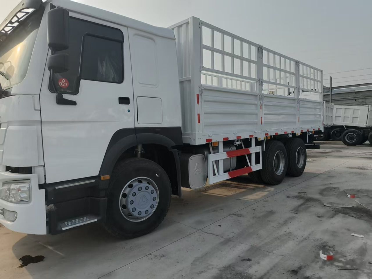 SINOTRUK HOWO 6*4 flated truck - Camión caja abierta: foto 4 SINOTRUK HOWO 6*4 flated truck - Camión caja abierta: foto 4
