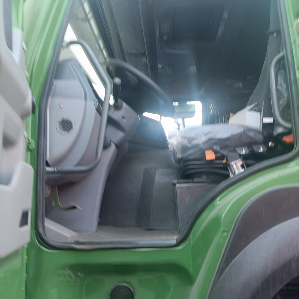 Camión caja cerrada SINOTRUK HOWO 8x4: foto 8