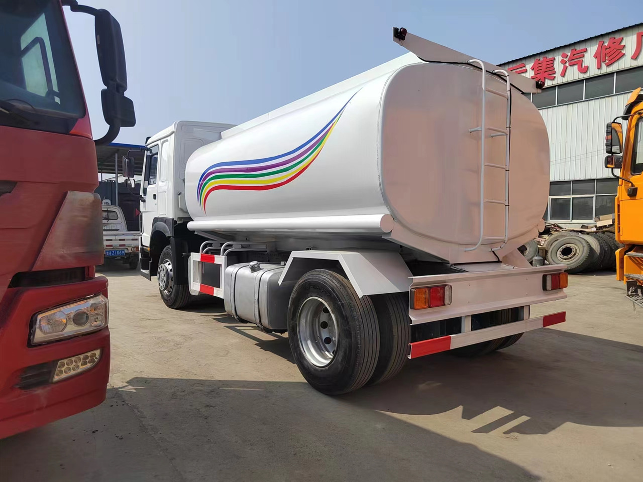 SINOTRUK HOWO - Cisterna camión: foto 3 SINOTRUK HOWO - Cisterna camión: foto 3