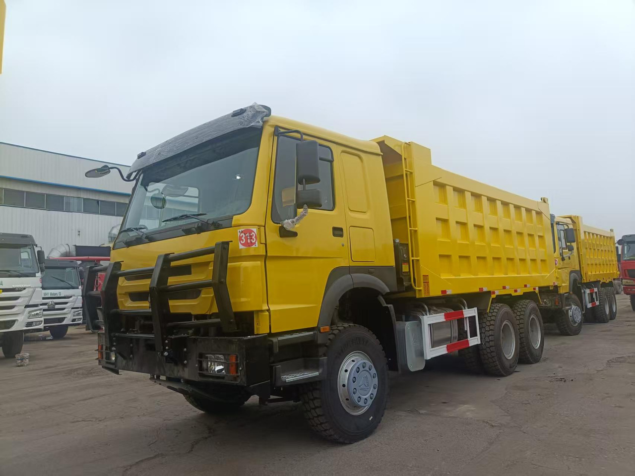 SINOTRUK HOWO - Volquete camión: foto 1 SINOTRUK HOWO - Volquete camión: foto 1