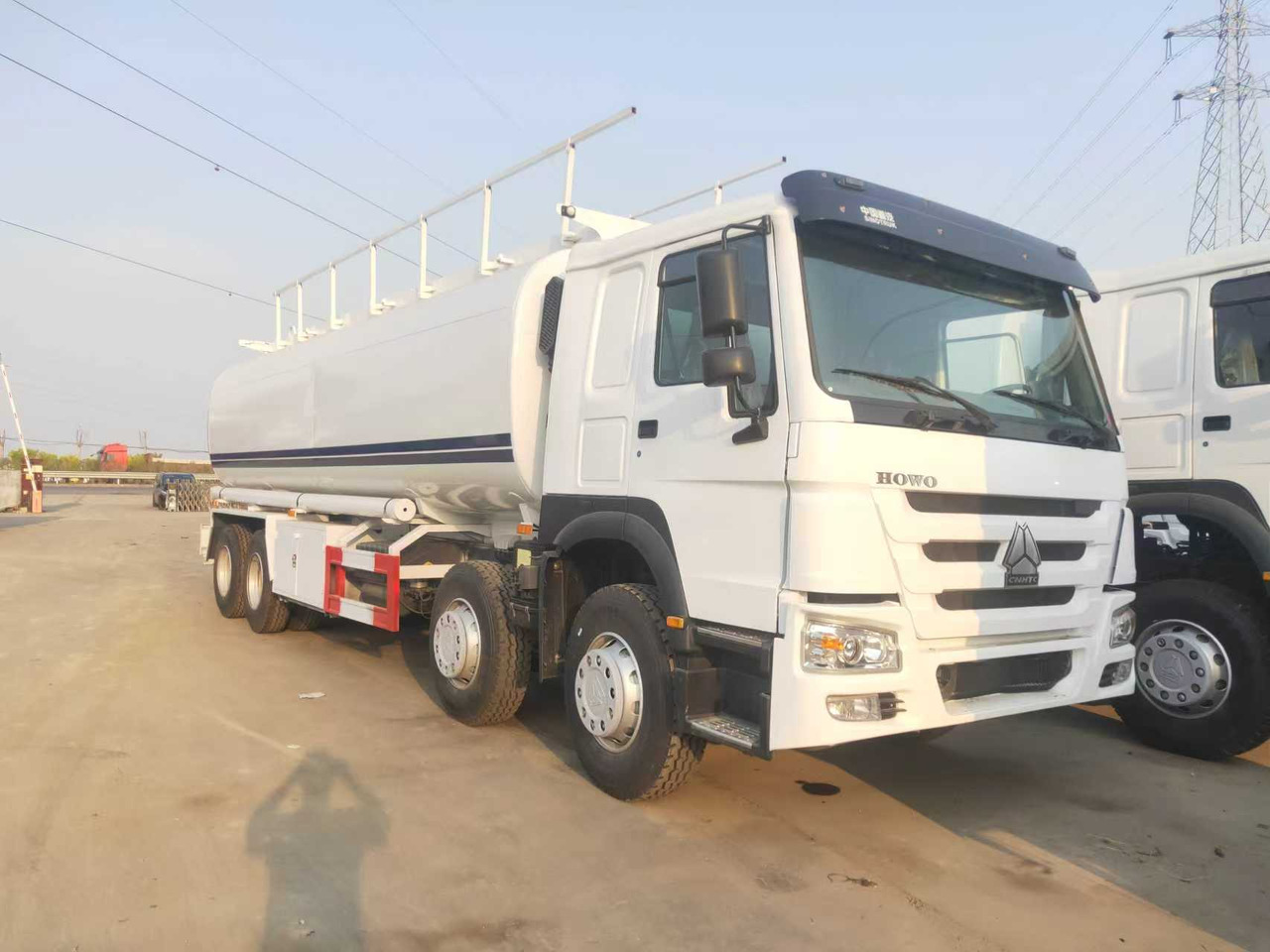 SINOTRUK HOWO Fuel Tank - Cisterna camión: foto 1 SINOTRUK HOWO Fuel Tank - Cisterna camión: foto 1