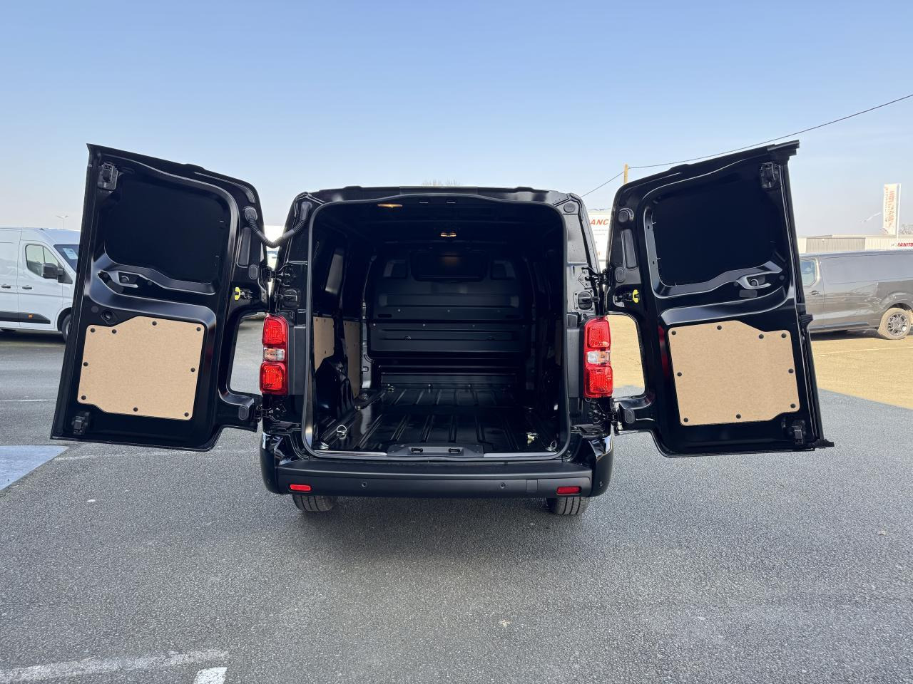 Citroen Jumpy 2 PLACES XL 2.0 BLUEHDI 180CH S&S PACK PREMIUM CONNECT EAT8 - Furgón: foto 2 Citroen Jumpy 2 PLACES XL 2.0 BLUEHDI 180CH S&S PACK PREMIUM CONNECT EAT8 - Furgón: foto 2