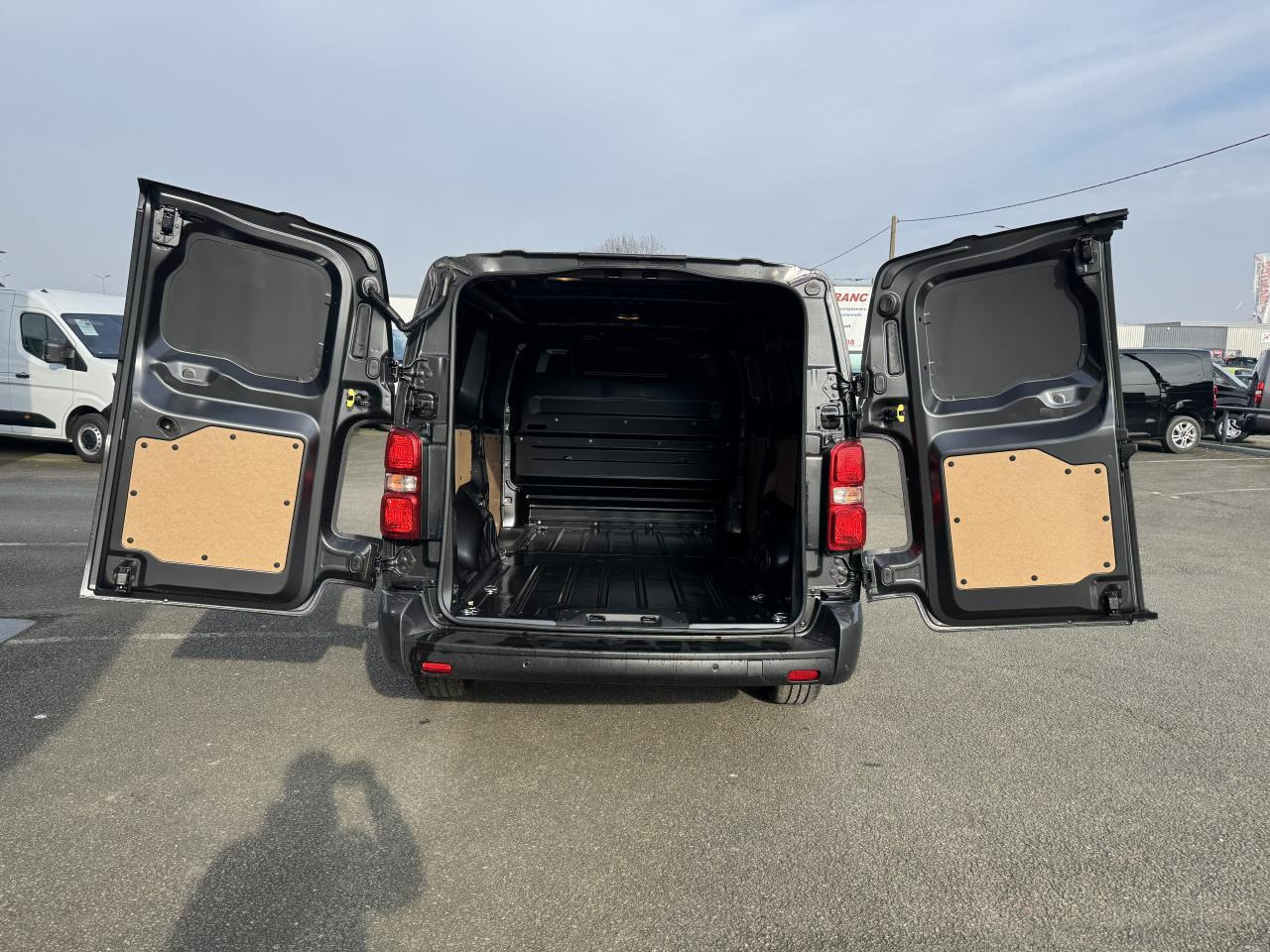 Citroen Jumpy 2 PLACES XL 2.0 BLUEHDI 180CH S&S PACK PREMIUM CONNECT EAT8 - Furgón: foto 2 Citroen Jumpy 2 PLACES XL 2.0 BLUEHDI 180CH S&S PACK PREMIUM CONNECT EAT8 - Furgón: foto 2