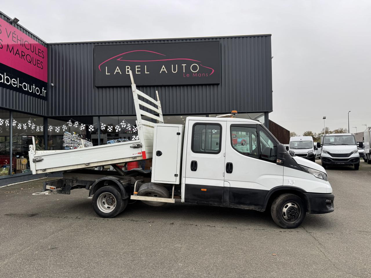 IVECO daily 35C14 BENNE COFFRE DOUBLE CABINE 6 places - Volquete furgoneta: foto 1 IVECO daily 35C14 BENNE COFFRE DOUBLE CABINE 6 places - Volquete furgoneta: foto 1