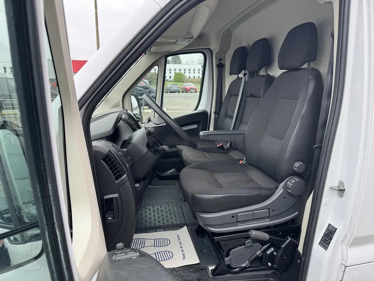 Peugeot Boxer 333 L1H1 2.2 BLUEHDI S&S 140CH ASPHALT - Furgón: foto 4 Peugeot Boxer 333 L1H1 2.2 BLUEHDI S&S 140CH ASPHALT - Furgón: foto 4