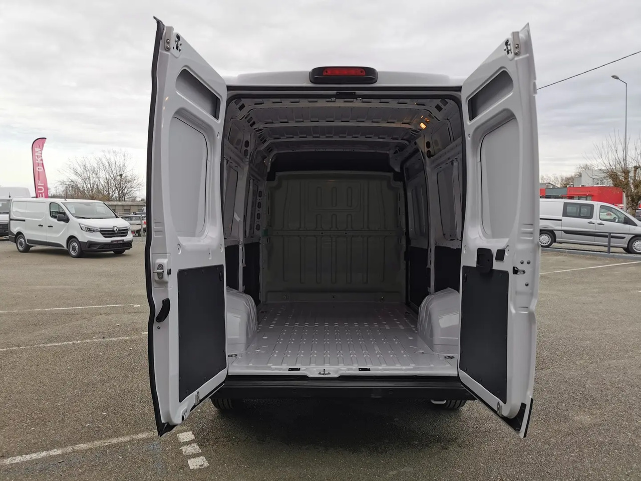 Peugeot Boxer 333 L2H2 2.2 BLUEHDI S&S 140CH ASPHALT - Furgón: foto 3 Peugeot Boxer 333 L2H2 2.2 BLUEHDI S&S 140CH ASPHALT - Furgón: foto 3