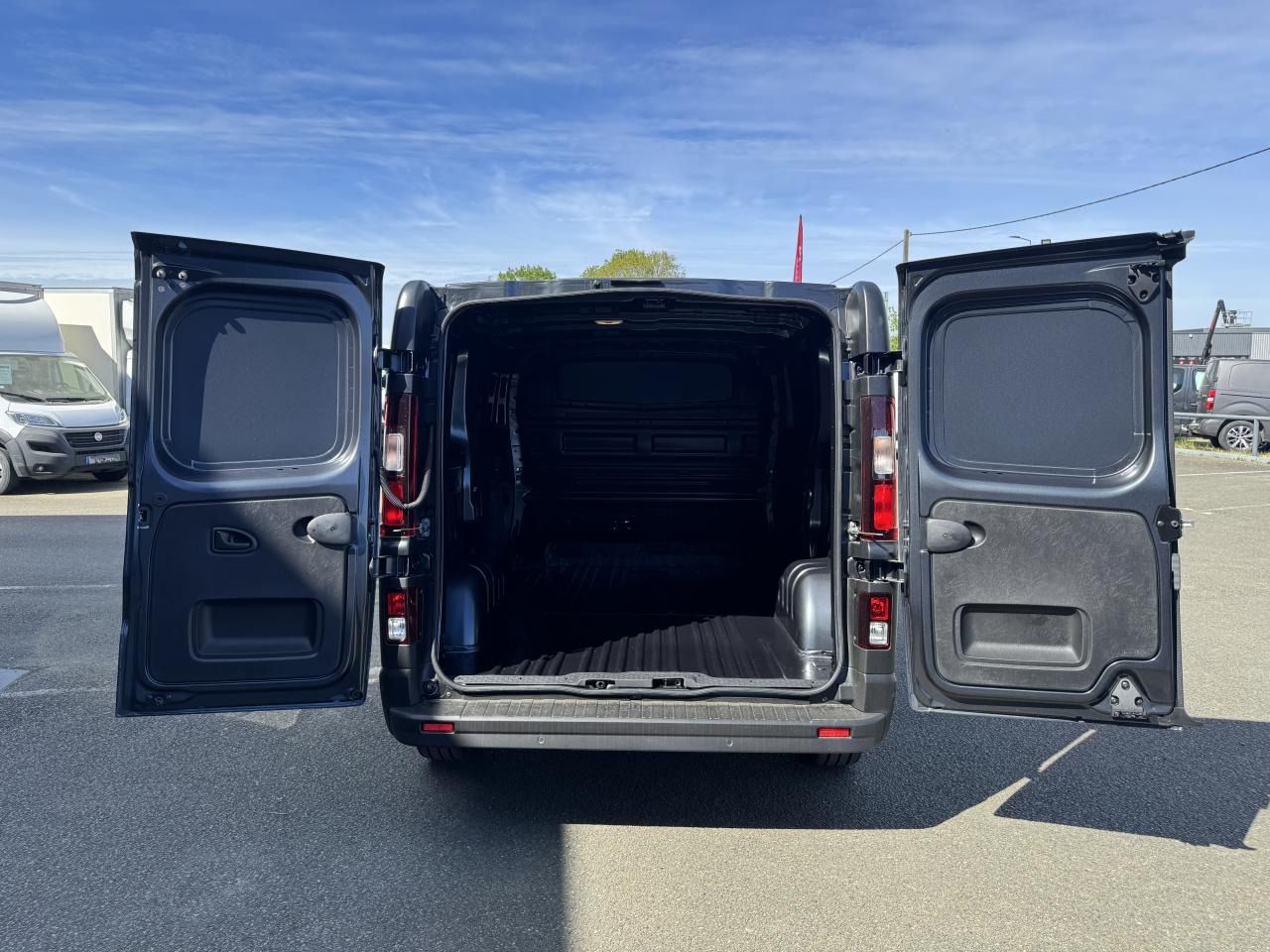 RENAULT Trafic L1H1 3000 Kg 2.0 Blue dCi - 150 - BV EDC III FOURGON Fourgon Grand Confort L1H1 PHASE 3 - Furgón: foto 3 RENAULT Trafic L1H1 3000 Kg 2.0 Blue dCi - 150 - BV EDC III FOURGON Fourgon Grand Confort L1H1 PHASE 3 - Furgón: foto 3