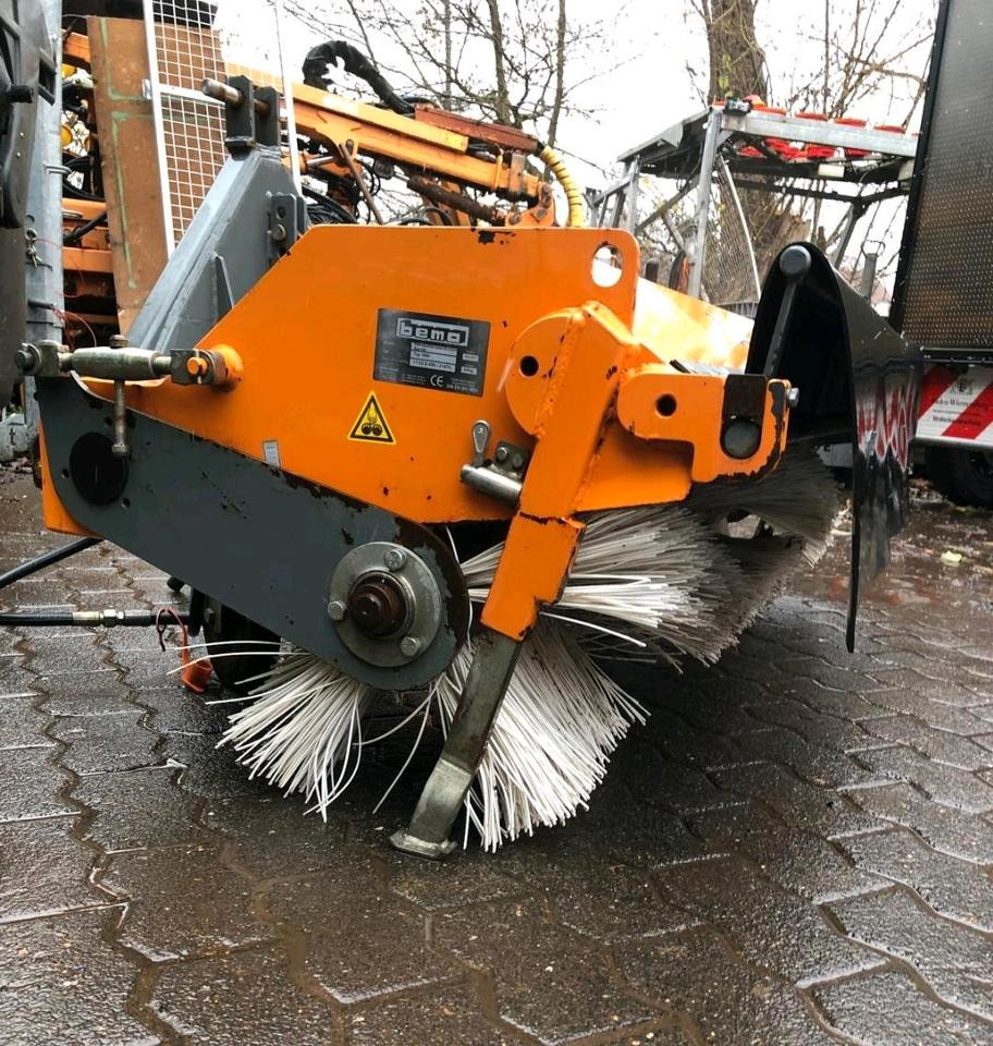 Bemo Dual 520 Typ 1550 Kehrmaschine Kehrbesen für Kleintraktor Iseki Kubota Fendt - Barredora cucharón: foto 5 Bemo Dual 520 Typ 1550 Kehrmaschine Kehrbesen für Kleintraktor Iseki Kubota Fendt - Barredora cucharón: foto 5
