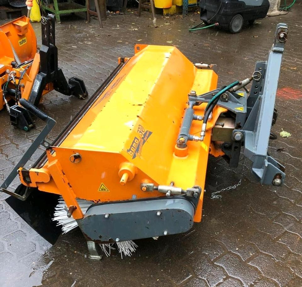 Bemo Dual 520 Typ 1550 Kehrmaschine Kehrbesen für Kleintraktor Iseki Kubota Fendt - Barredora cucharón: foto 1 Bemo Dual 520 Typ 1550 Kehrmaschine Kehrbesen für Kleintraktor Iseki Kubota Fendt - Barredora cucharón: foto 1